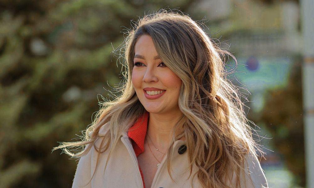 10 Signs that a Woman is Covering Up Deep Love for You